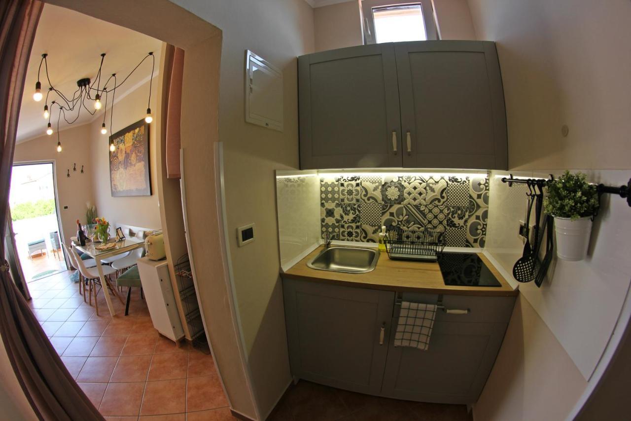 Room And Apartment Doris Lovrečica 외부 사진